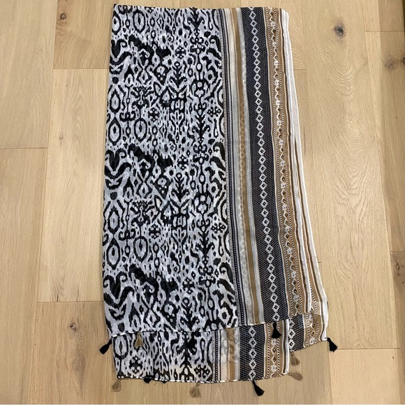 Melanie Lyne | NWT Brown and Black Pattern Scarf 🤎 - Picture 4 of 7